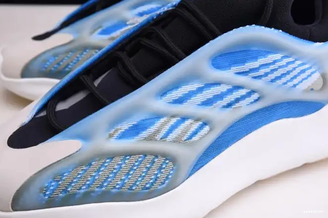 THE ADIDAS DARK IN G54850 V3 YEEZY GLOW 700 0601